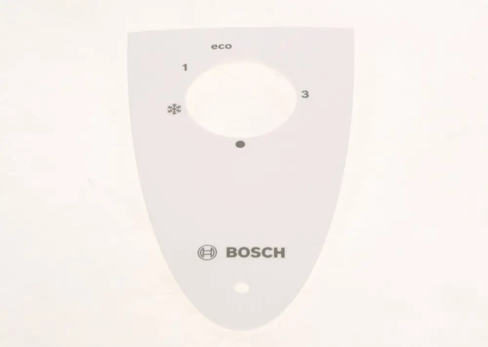 Weiße Frontblende mit markierten Stufen und einem Ausschnitt für Regulierungselemente, versehen mit dem Bosch-Logo.